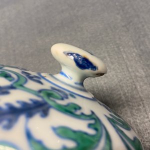 A pair of rare Chinese export porcelain urns and covers, Qianlong — 照片 22