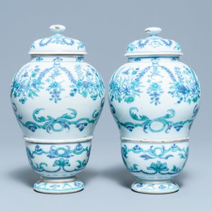 A pair of rare Chinese export porcelain urns and covers, Qianlong — 照片 4