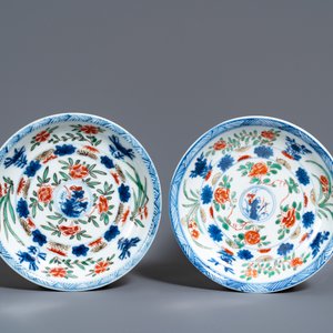 A pair of rare Chinese famille noire cups and saucers, Kangxi — 照片 2