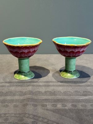 A pair of rare Chinese famille rose lotus-shaped stem cups, Yongzheng — photo 2