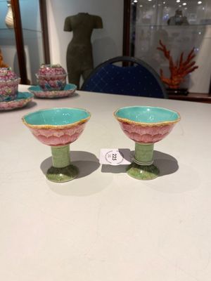 A pair of rare Chinese famille rose lotus-shaped stem cups, Yongzheng — 照片 1