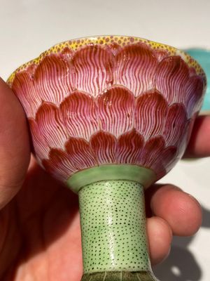A pair of rare Chinese famille rose lotus-shaped stem cups, Yongzheng — 照片 7