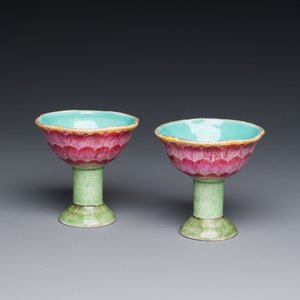 A pair of rare Chinese famille rose lotus-shaped stem cups, Yongzheng — 照片 1