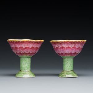 A pair of rare Chinese famille rose lotus-shaped stem cups, Yongzheng — 照片 3