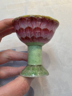 A pair of rare Chinese famille rose lotus-shaped stem cups, Yongzheng — foto 1