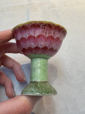 A pair of rare Chinese famille rose lotus-shaped stem cups, Yongzheng — foto 2