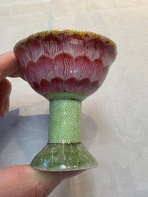 A pair of rare Chinese famille rose lotus-shaped stem cups, Yongzheng — foto 3