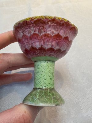 A pair of rare Chinese famille rose lotus-shaped stem cups, Yongzheng — foto 4