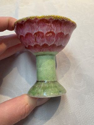 A pair of rare Chinese famille rose lotus-shaped stem cups, Yongzheng — foto 9