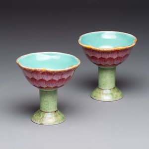 A pair of rare Chinese famille rose lotus-shaped stem cups, Yongzheng — foto 1
