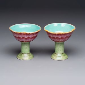 A pair of rare Chinese famille rose lotus-shaped stem cups, Yongzheng — foto 2