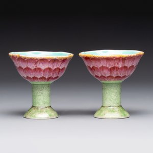 A pair of rare Chinese famille rose lotus-shaped stem cups, Yongzheng — foto 3