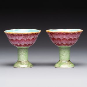 A pair of rare Chinese famille rose lotus-shaped stem cups, Yongzheng — foto 4
