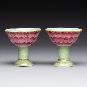 A pair of rare Chinese famille rose lotus-shaped stem cups, Yongzheng — foto 5