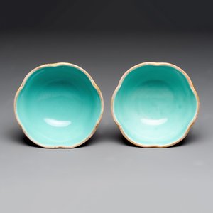 A pair of rare Chinese famille rose lotus-shaped stem cups, Yongzheng — foto 7