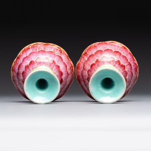 A pair of rare Chinese famille rose lotus-shaped stem cups, Yongzheng — foto 8
