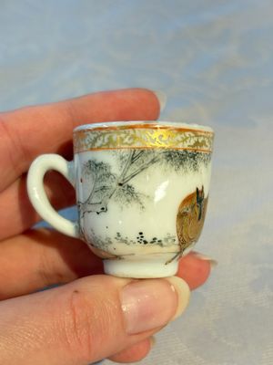 A pair of rare Chinese gilt- and silver-decorated grisaille and iron-red miniature 'Horse' cups, Yongzheng/Qianlong — foto 1