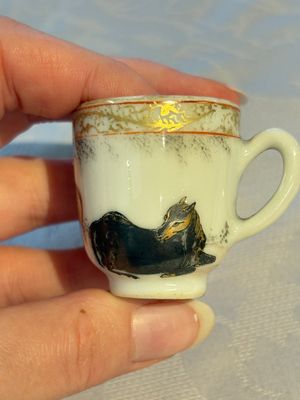 A pair of rare Chinese gilt- and silver-decorated grisaille and iron-red miniature 'Horse' cups, Yongzheng/Qianlong — foto 11