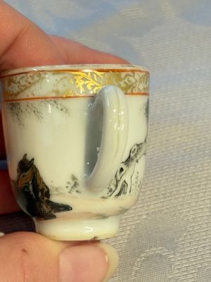 A pair of rare Chinese gilt- and silver-decorated grisaille and iron-red miniature 'Horse' cups, Yongzheng/Qianlong — foto 13