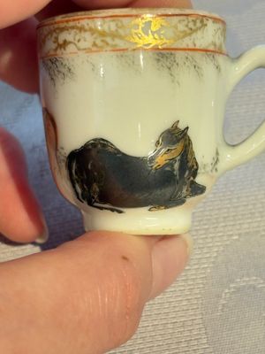 A pair of rare Chinese gilt- and silver-decorated grisaille and iron-red miniature 'Horse' cups, Yongzheng/Qianlong — foto 16