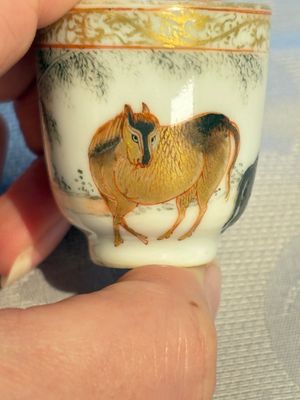 A pair of rare Chinese gilt- and silver-decorated grisaille and iron-red miniature 'Horse' cups, Yongzheng/Qianlong — foto 17
