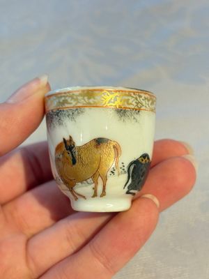 A pair of rare Chinese gilt- and silver-decorated grisaille and iron-red miniature 'Horse' cups, Yongzheng/Qianlong — foto 2