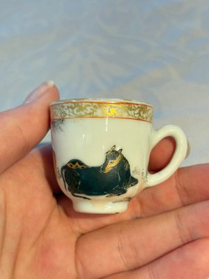 A pair of rare Chinese gilt- and silver-decorated grisaille and iron-red miniature 'Horse' cups, Yongzheng/Qianlong — foto 3