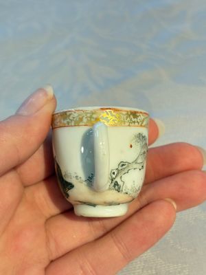 A pair of rare Chinese gilt- and silver-decorated grisaille and iron-red miniature 'Horse' cups, Yongzheng/Qianlong — foto 4