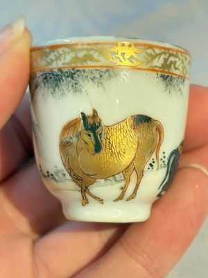 A pair of rare Chinese gilt- and silver-decorated grisaille and iron-red miniature 'Horse' cups, Yongzheng/Qianlong — foto 7
