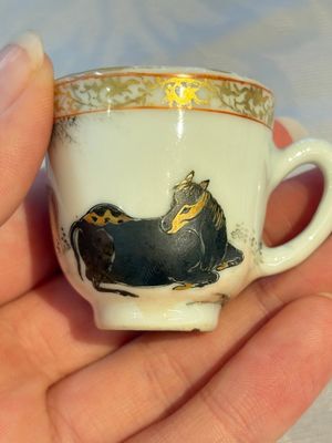 A pair of rare Chinese gilt- and silver-decorated grisaille and iron-red miniature 'Horse' cups, Yongzheng/Qianlong — foto 8