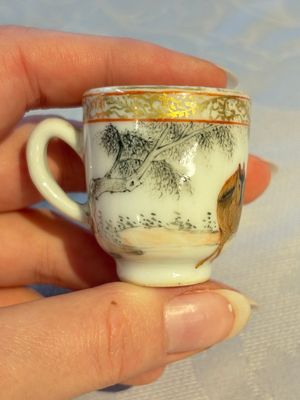 A pair of rare Chinese gilt- and silver-decorated grisaille and iron-red miniature 'Horse' cups, Yongzheng/Qianlong — foto 9