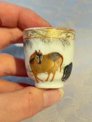 A pair of rare Chinese gilt- and silver-decorated grisaille and iron-red miniature 'Horse' cups, Yongzheng/Qianlong — foto 10