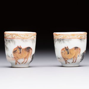 A pair of rare Chinese gilt- and silver-decorated grisaille and iron-red miniature 'Horse' cups, Yongzheng/Qianlong — foto 1
