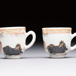 A pair of rare Chinese gilt- and silver-decorated grisaille and iron-red miniature 'Horse' cups, Yongzheng/Qianlong — foto 2