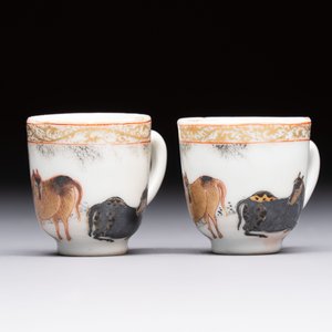 A pair of rare Chinese gilt- and silver-decorated grisaille and iron-red miniature 'Horse' cups, Yongzheng/Qianlong — foto 5