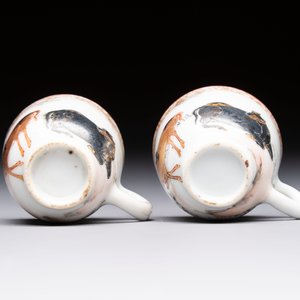 A pair of rare Chinese gilt- and silver-decorated grisaille and iron-red miniature 'Horse' cups, Yongzheng/Qianlong — foto 7