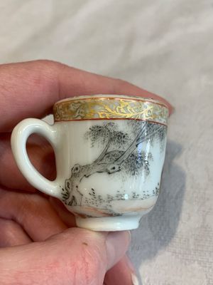 A pair of rare Chinese gilt-decorated grisaille and iron-red miniature 'horse' cups, Yongzheng/Qianlong — photo 2