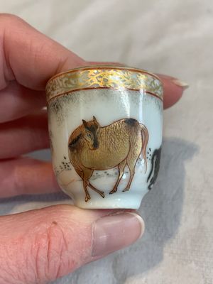 A pair of rare Chinese gilt-decorated grisaille and iron-red miniature 'horse' cups, Yongzheng/Qianlong — photo 3
