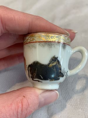 A pair of rare Chinese gilt-decorated grisaille and iron-red miniature 'horse' cups, Yongzheng/Qianlong — photo 4