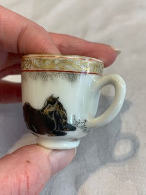 A pair of rare Chinese gilt-decorated grisaille and iron-red miniature 'horse' cups, Yongzheng/Qianlong — photo 5