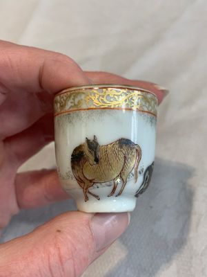 A pair of rare Chinese gilt-decorated grisaille and iron-red miniature 'horse' cups, Yongzheng/Qianlong — photo 9