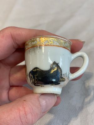 A pair of rare Chinese gilt-decorated grisaille and iron-red miniature 'horse' cups, Yongzheng/Qianlong — photo 10