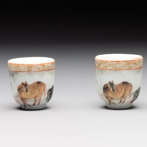 A pair of rare Chinese gilt-decorated grisaille and iron-red miniature 'horse' cups, Yongzheng/Qianlong — photo 2