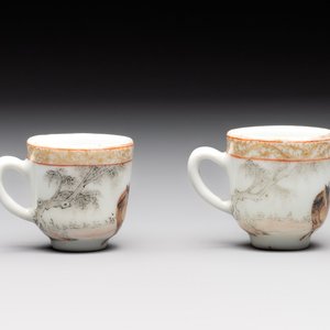 A pair of rare Chinese gilt-decorated grisaille and iron-red miniature 'horse' cups, Yongzheng/Qianlong — photo 3
