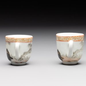 A pair of rare Chinese gilt-decorated grisaille and iron-red miniature 'horse' cups, Yongzheng/Qianlong — photo 4