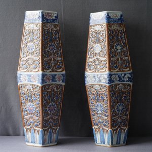 A pair of rare Chinese hexagonal brown-ground blue, white and underglaze red vases, 19th C. — photo 11