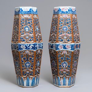 A pair of rare Chinese hexagonal brown-ground blue, white and underglaze red vases, 19th C. — photo 2