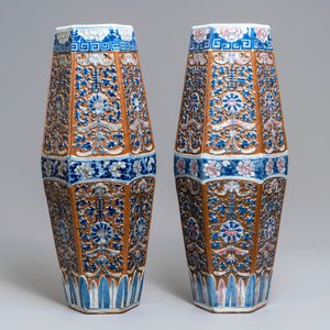 A pair of rare Chinese hexagonal brown-ground blue, white and underglaze red vases, 19th C. — photo 3