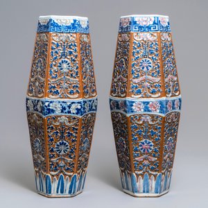 A pair of rare Chinese hexagonal brown-ground blue, white and underglaze red vases, 19th C. — photo 5