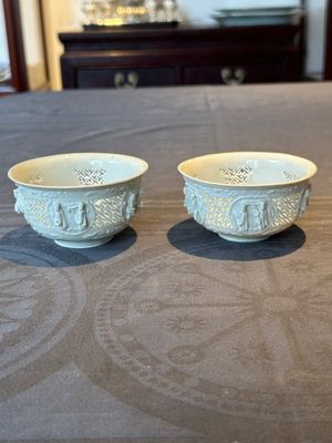 A pair of rare Chinese reticulated white-glazed biscuit 'Eight Immortals and Shoulao' bowls, Wanli — foto 1